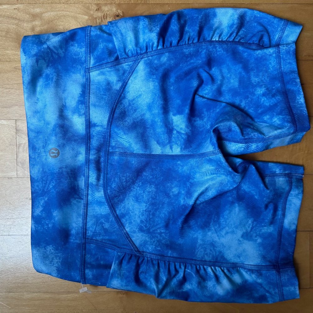 lululemon high-rise ruched blue tie dye workout/biker short